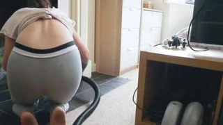 Yoga pantolonlu büyük götlü kadın