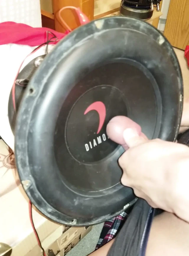 Subwoofer üzerine kocaman boşalma
