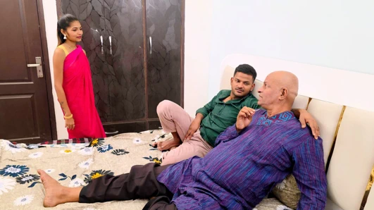 Hintli desi çift sert masaj yapıyor ve büyük cocl ile seks yapıyor