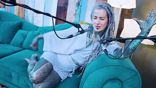 R hakkında konuşuyorum - r - r - asmr podcast sfw konuşuyor gotik sıska kız dreadlocks dövmeli model dövmeli kız
