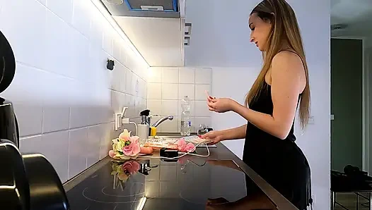 Yatakhanenin mutfağında sadece gecelikli seksi ve ateşli kız sıkılıyor ve yok sayılıyor