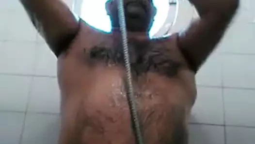 maduro vergudo caliente en la ducha