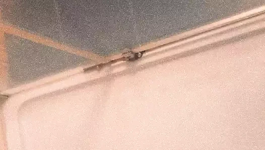 Duşta mastürbasyon yapıyor