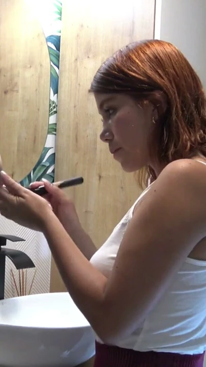 Sıcak seksi dar amlı kızıl saçlı kız arkadaş banyoda, minietek altında külotsuz | Bölüm 1