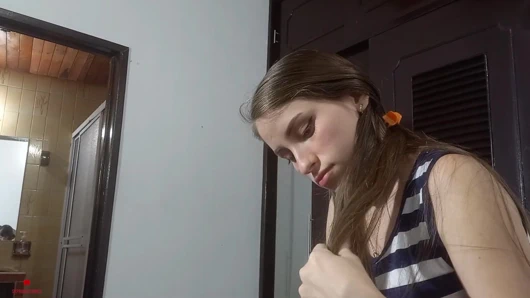 Masum yüzlü üvey kız kardeşim bana harika bir oral seks yapmasına izin vermemi istiyor