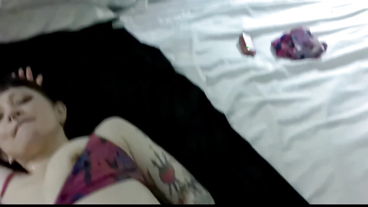 Amatör gotik orta yaşlı seksi kadın otelde yabancı tarafından sert sikiliyor