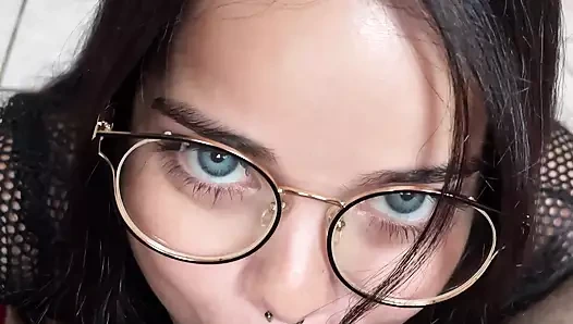 Debora Prado yarağımın başında yumurtayla oynarken küçük ağzı yumurtamın üzerine salya akıttı