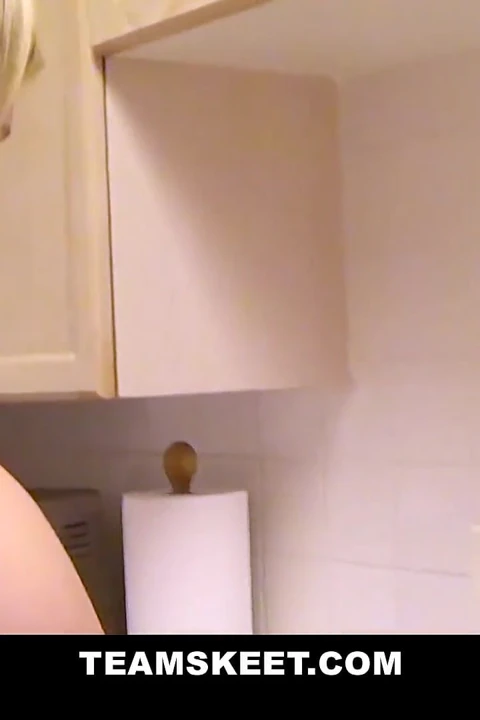 Stoute blonde Roxy Lovette overtreedt de regels en wordt geneukt