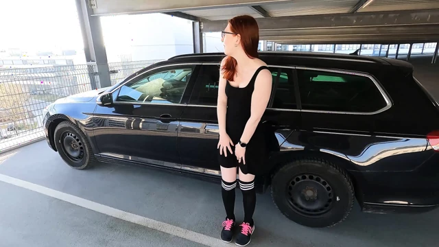 Nerdy üvey kız kardeş otoparkta ateşli seks yapıyor