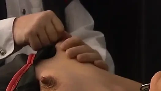 Usta taytlı olgun itaatkarları spekulum oyunu için yakalıyor