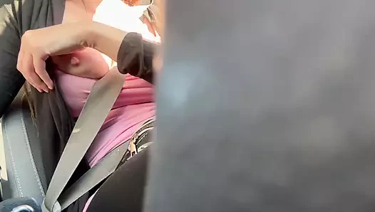 Artemisia seksi arabada teşhir eden büyük göğüslerine biniyor