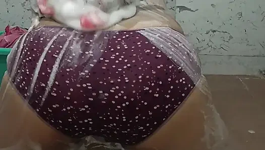 Priya bhabi ateşli banyo yapıyor