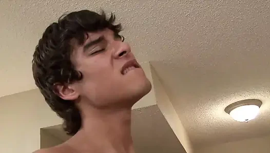 Eşcinsel 22 yaşındaki gergin arkadaşı tarafından prezervatifsiz sikiliyor ve götüne boşalıyor