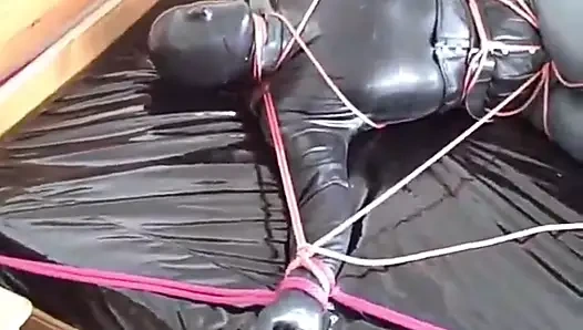 toplam kauçuk esaret içinde