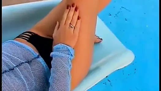 Sevimli esmer hatun Victoria havuzun yanında dev pembe oyuncakla turşusunu sallıyor