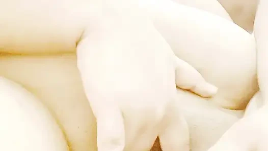 Yapraklı kız güzel bedenini ve büyük göğüslerini mastürbasyon yaparken gösteriyor