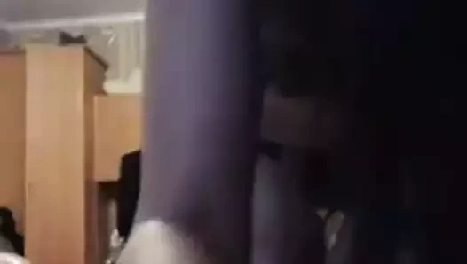 Çarpıcı vücut ve kıçını sergiliyor