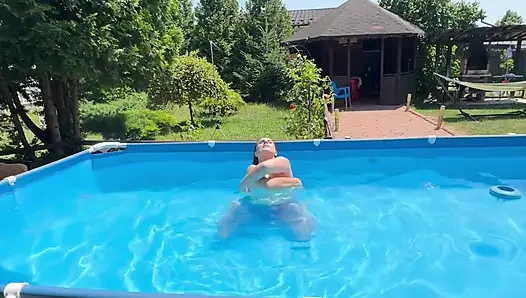 Nefesimi havuzda su altında tutarken dildo sikişi ve dildo sakso