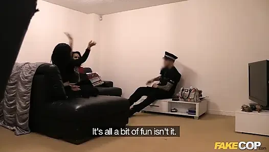 Fake cop - sasha kas & channel ateşli bir anlaşmazlık içine giriyor ama sahte bir polis üçlü grup seks için katıldığında hızlı bir şekilde anlaşmaya varıyor