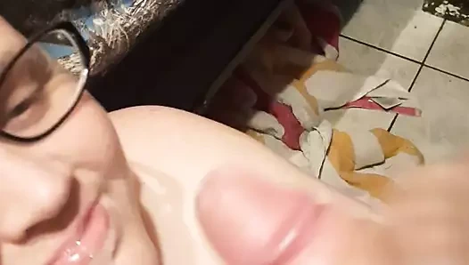 Seksi iri güzel kadın yarağımı emiyor ve dölümü yutuyor