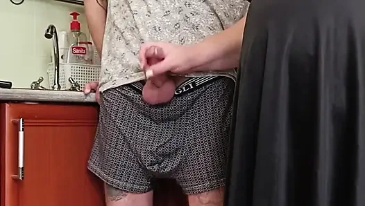 Kız arkadaş öğle yemeğinden önce boşalmak için mastürbasyon yapıyor