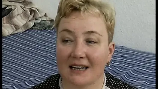 Büyük memeli Alman genç erkek avcısı yatak odasında yarağa biniyor