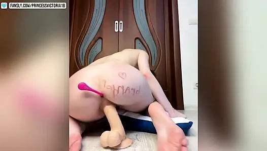 Tasmalı sürtük büyük beyaz yarağa atlıyor ve boşalıyor
