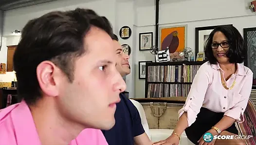 Üvey oğlu ve arkadaşı tarafından çifte penetrasyon!