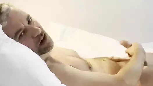 Baba mastürbasyon yapıyor ve mastürbasyonu dölle bitiriyor