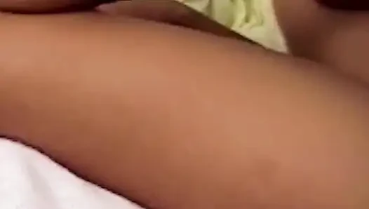 Azgın zenci orta yaşlı seksi kadın büyük bir büyük zenci yarağına biniyor ve ateşli dölle doluyor