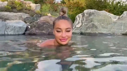 Monika Fox güzel bir yerde çıplak