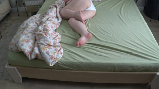 Ev kamerası olgun bir evli kadının yatmadan önce parmaklamasını ve beyaz külota boşalmasını izliyor. PAWG.