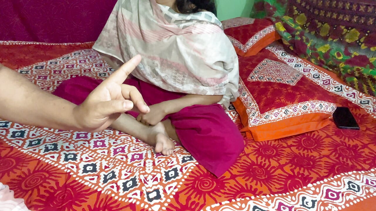 Seksi genç üvey kız kardeşimi genç şehvetini tatmin etmek için bütün gece siktim