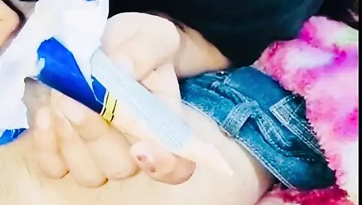 Genç kız dondurmayla yarak emiyor