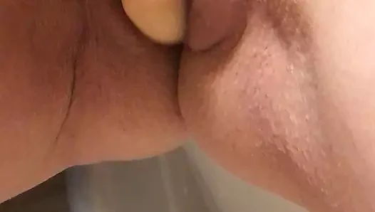 Banyoda yapay penisiyle oynuyor