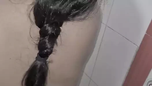 Komşumla duş alıyorum ve o yarağı götüme sokasın diye yıkıyorum