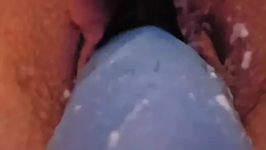 Mavi dildoyla sikişirken yakın çekim