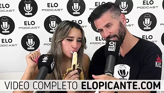 IARA BAHARATLı ODADA KREMSI MUZ YIYOR