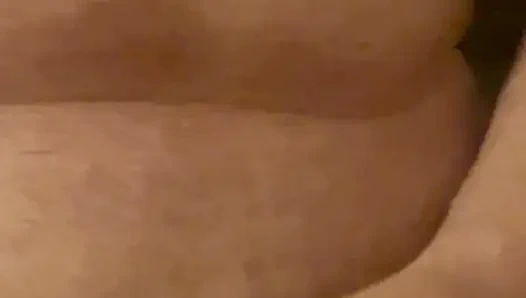 Ayakta mastürbasyon yapıyor