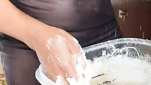 Küçük zenci memeler sikişirken amcığının meme uçlarını sikiyor