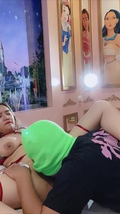 Asyalı pinay bar kızı yarağımı kavramak için amının dudaklarını kullanarak en iyi masajı yaptı. | Klip 1
