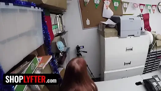 Shoplyfter - tutkulu kızıl saçlı dolandırıcı Krystal Orkide dizlerinin üstüne çıkıyor ve büyük döl yutuyor