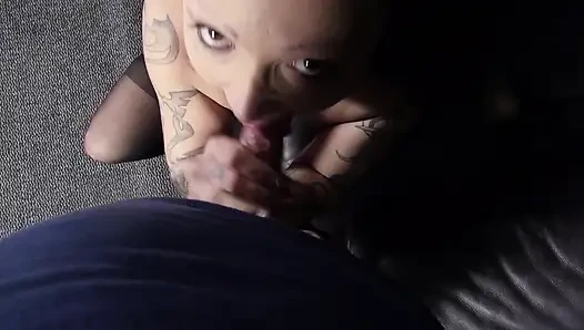 Kıvırcık saçlı orta yaşlı seksi kadın sakso çekmeyi ve sikişmeyi seviyor