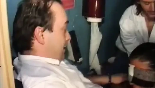 Birkaç Parisli bir göt filminin önünde sikişiyor.