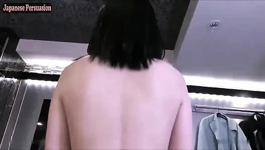 Pure Charm. Siyah saçlı güzellik doğal tutuyor, ince bir vücut cesur ve samimi bir anla tanışıyor