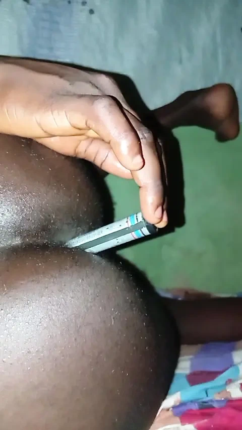 Götüne büyük bir dildo sokuyor