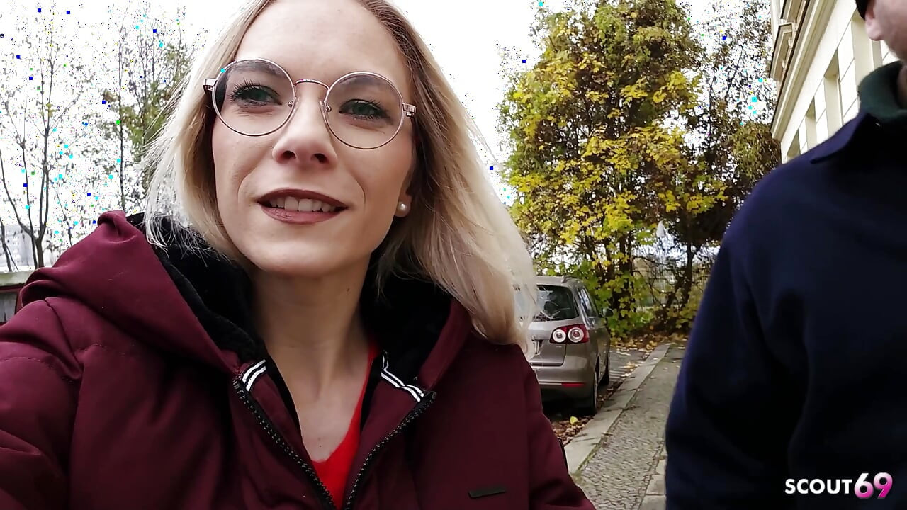 Alman kız arkadaş eş değiştirmeli 4'lü grup seks - iki sıska kız minik emily ve vivi vallentine sikiliyor