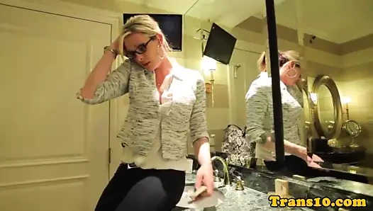 Inked ts drools üzerinde çük sonra gets dövülerek