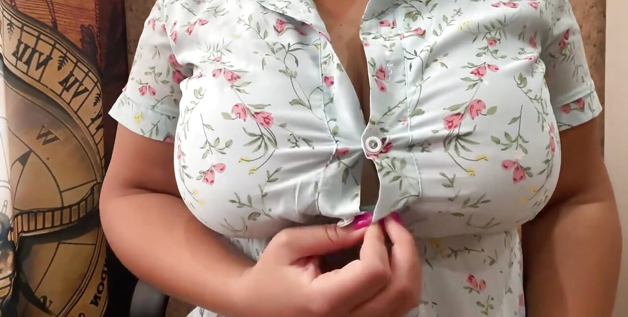 Büyük göğüslerime mastürbasyon yapıyor