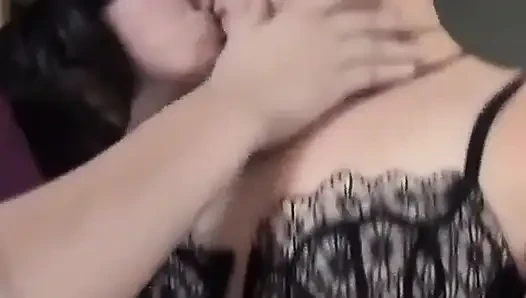 Jezebel ve Isabell edepsizce eğleniyor